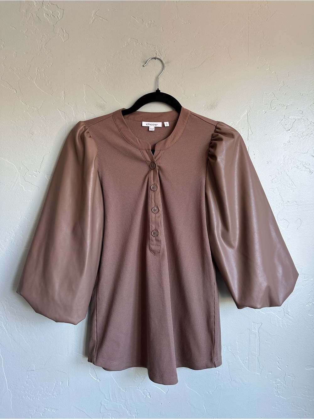 Chico's Women’s Luxe Taupe Faux Leather Puff-Sleeve Ribbed Henley Top Small‎ EUC
